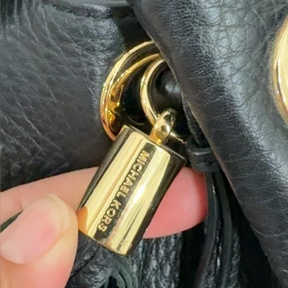 Women’s Handbag Michael Michael Kors
Black Tassel Leather Shoulder Bag AUTHENTIC - Picture 5 of 9